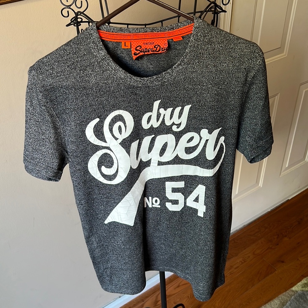 Mens Superdry T-shirt great quality like new. Vintage crackle defined logo.